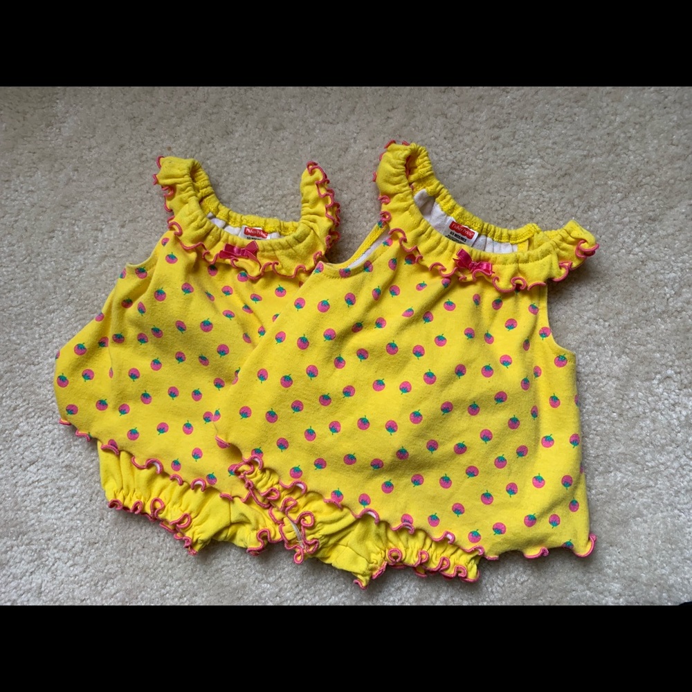 Two Twin Girl Pairs Cute Ruffles Summer Outfits